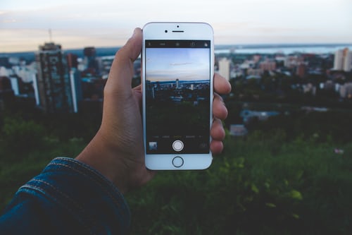 wrong caller name on iPhone incoming calls