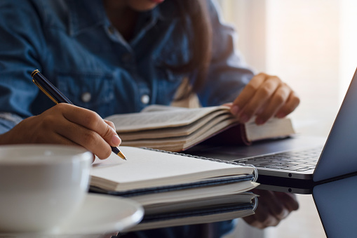How much does it cost for a student to live in the UK?